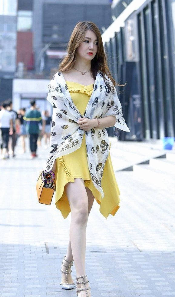美女街拍：女超人姐姐：连衣裙搭配铆钉高跟鞋