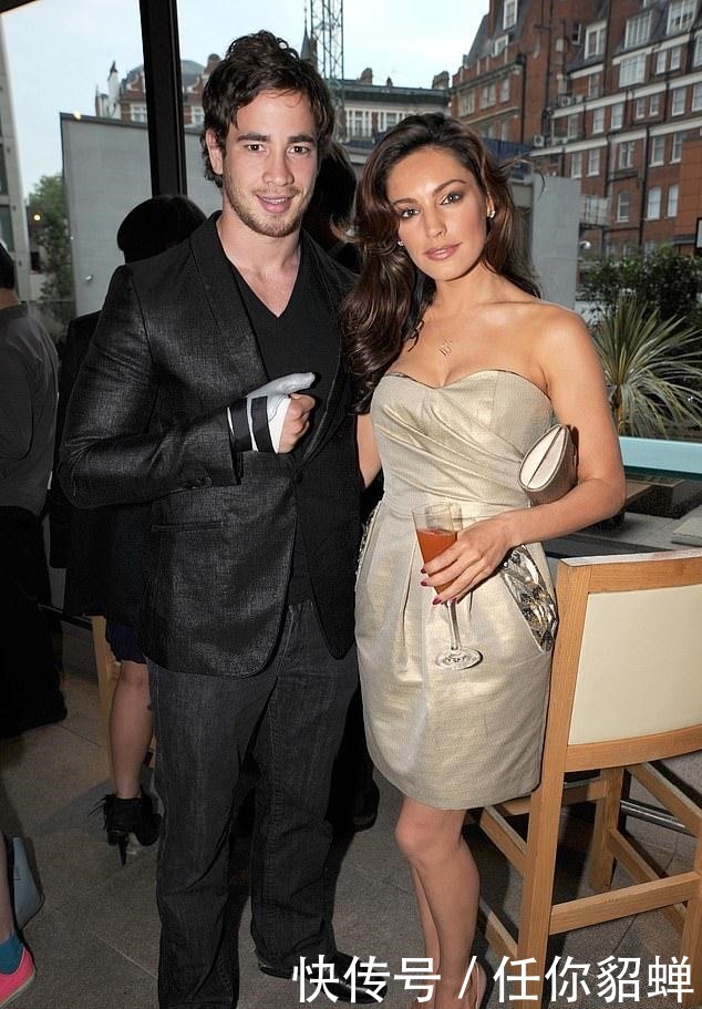 凯莉|凯莉·布鲁克穿着一件花卉超长连衣裙,看起来很美