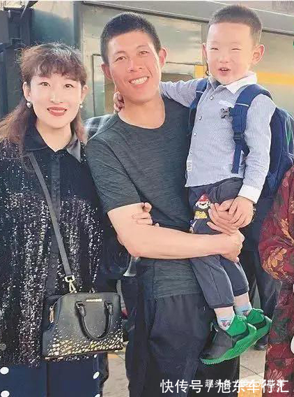 付圆圆&小小站台上,这个军人和4岁双胞胎女儿团聚了35分钟!