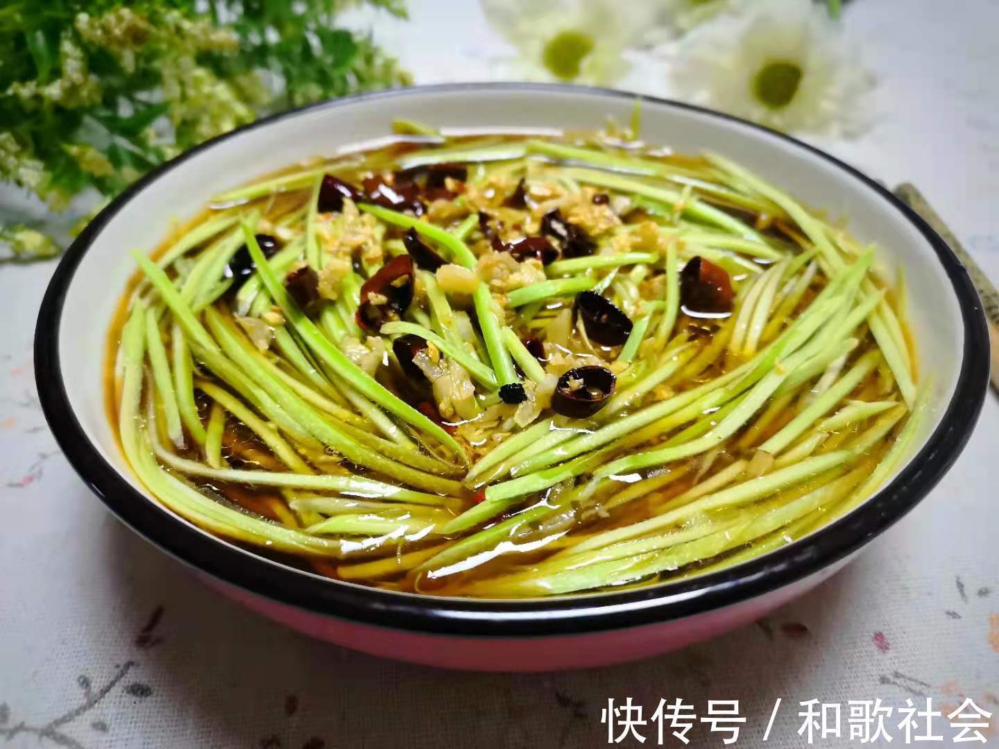 三伏天|这食材夏季很常见,才几毛钱一斤,加料一拌,清香爽口,开胃解暑