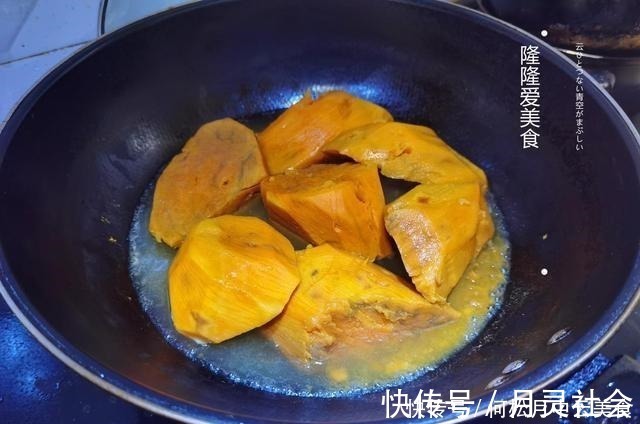 红薯配上糯米粉，无需高超的烹饪技巧，做出让孩子赞不绝口红薯饼