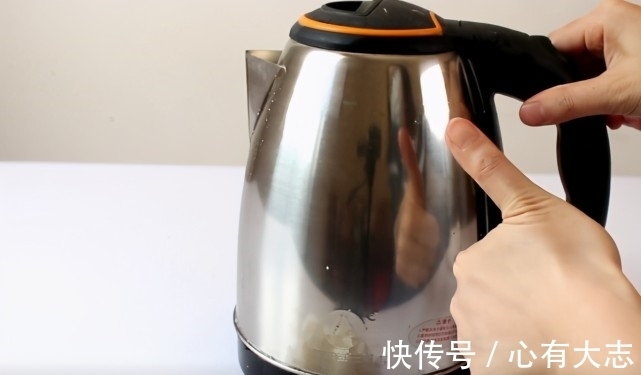 在电热水壶上敷一层纸巾,没想到这么厉害,解决了家家户户的烦恼