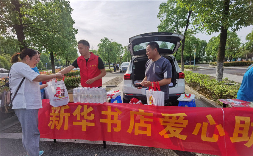 高考志愿填报指南|暖心助考 安徽新华书店在全省多处设立高考服务点