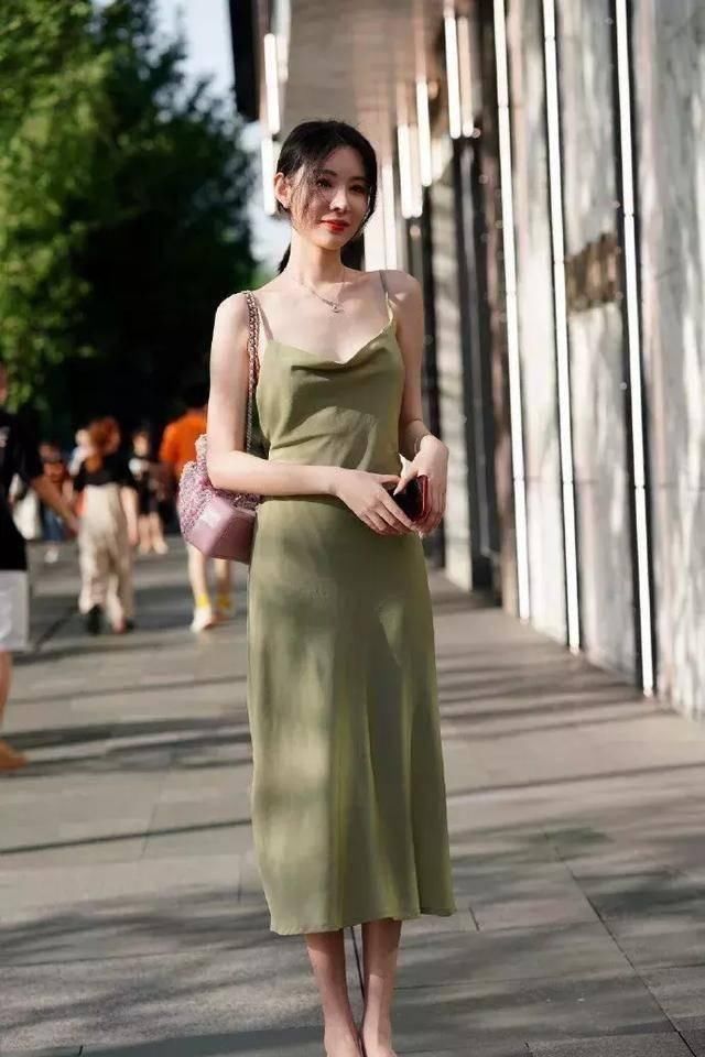 街拍牛仔裤打扮的美女尽显时尚,可谓锦上添花