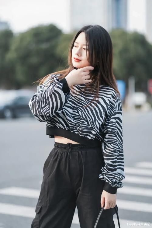 卫衣 + 小黑裤，卫衣 + 九分裤，太洋气！