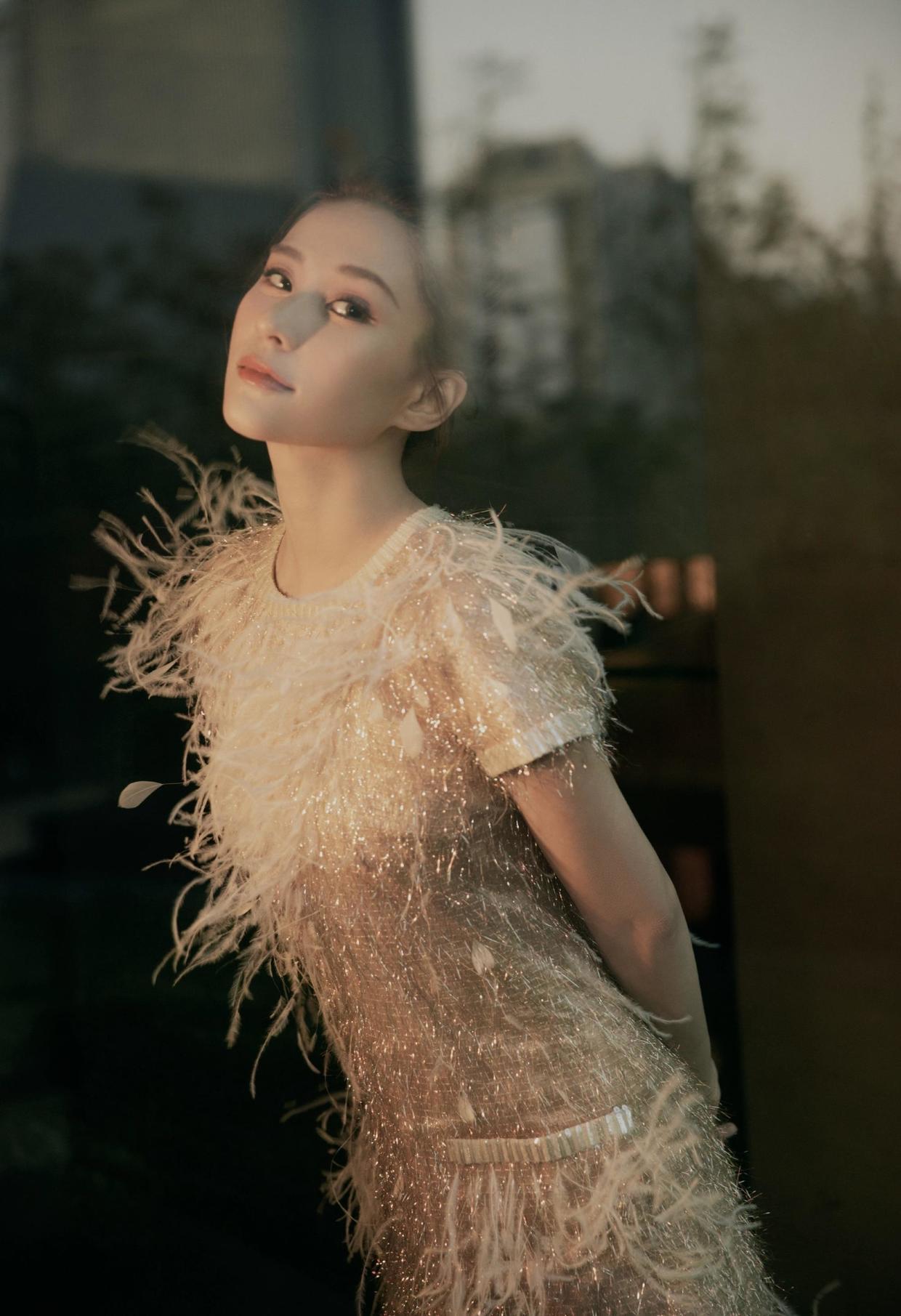 名媛|何超莲不愧是名媛,穿一袭白色流苏裙优雅如天鹅,太有千金气质