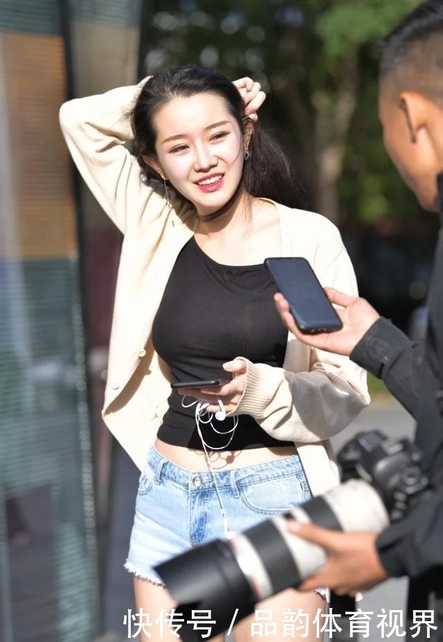 美女街拍冬季穿搭做“减法”，短裤搭配长筒靴，让你清新又有型