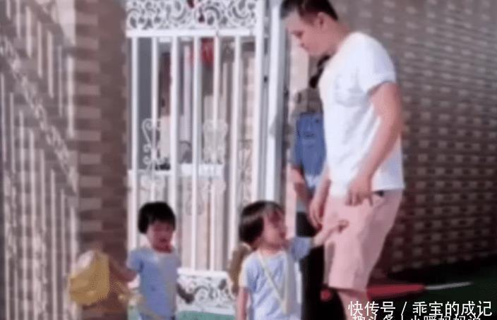 门卫|三胞胎女儿集体“抗议”，只因爸爸接孩子迟到，门卫大爷眼神亮了