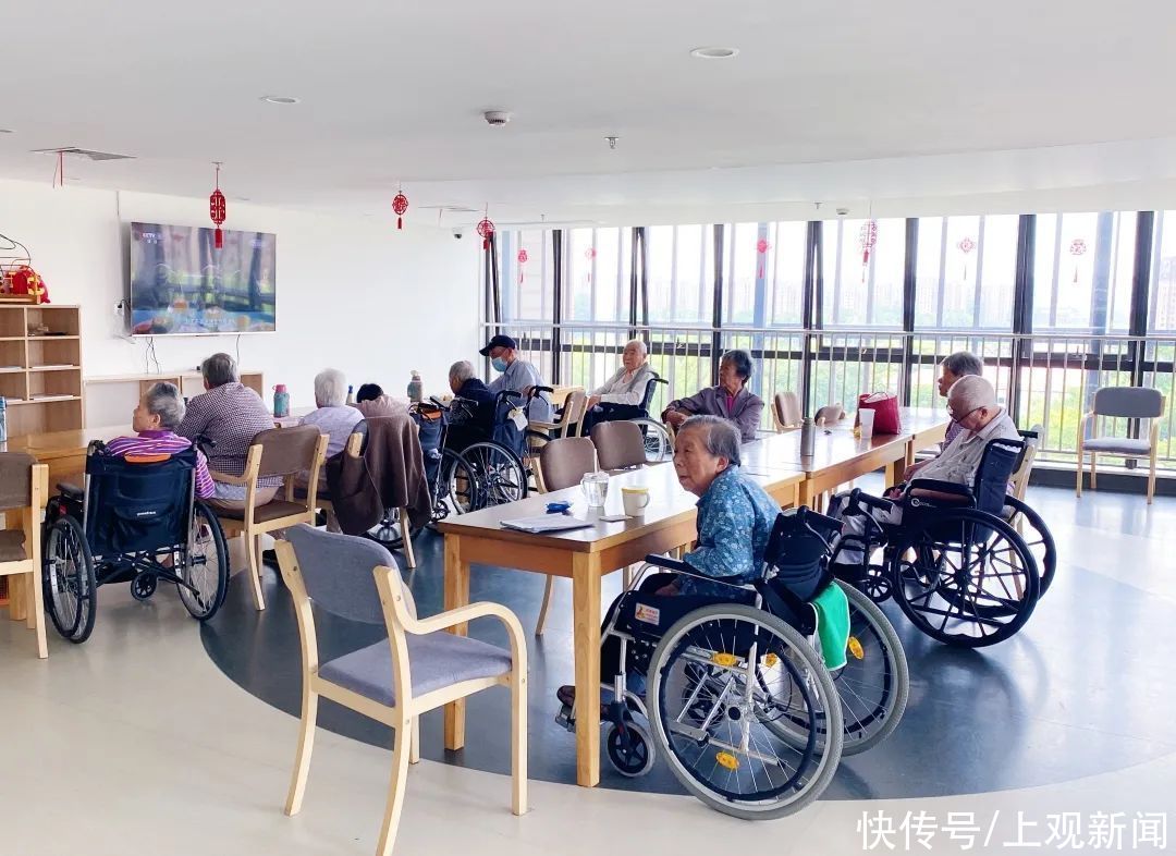 老人们|问诊、看病、买药不用再出门,“5G微诊室”把三甲医院“搬”到了松江这里