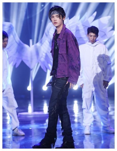 《快乐大本营》：黄明昊敢说吴奇隆胸大无脑，是因两人关系不一般