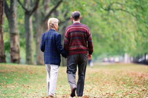 步速|50岁以上,每天坚持走这个步数就够了,同时需要注意这3点!