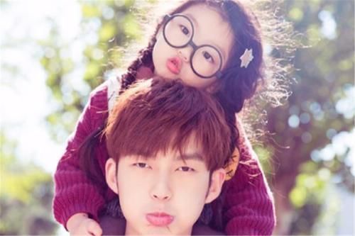 外面的世界|爸爸“另辟蹊径”式带娃,宝宝满意的翘起了二郎腿,网友:求同款