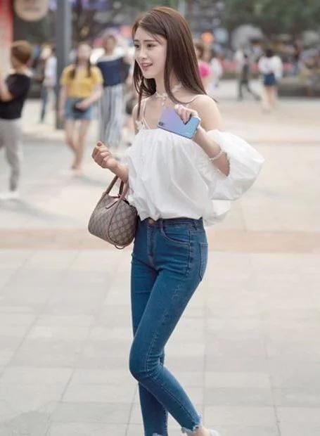 小姐姐|街拍小姐姐身穿黑色上衣,浅色短裤,长得好甜美