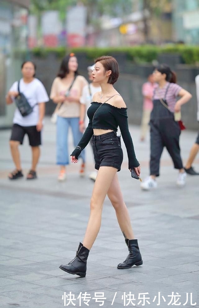 时尚穿搭,美女搭配上黑色牛仔热裤,更是气场十足