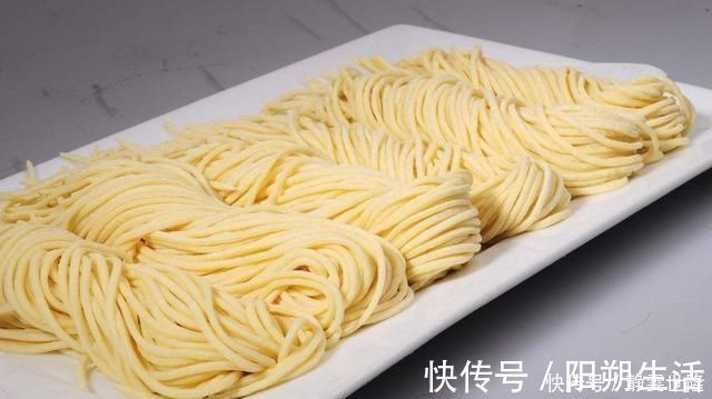面饼|做手擀面时,不要直接和面,加入这两样,面条更筋道爽滑