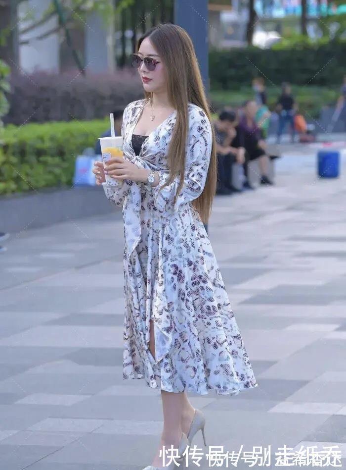 落花 梦笑开娇靥，眼鬟压落花，轻纱连衣裙配银色高跟的时尚优雅穿搭