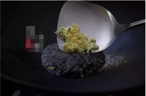 阵阵飘香的蒜香腐竹烧肉,吃过一次就忘不了