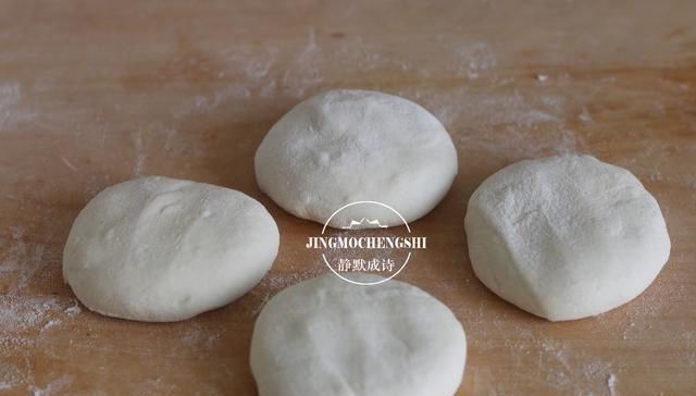  这才是韭菜盒子的传统做法，皮薄馅儿大，好吃易做，难度为零