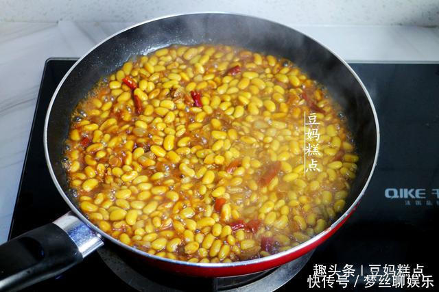 茄子|太下饭！茄子新吃法，加1碗黄豆一起炒，营养丰富，一锅都吃光