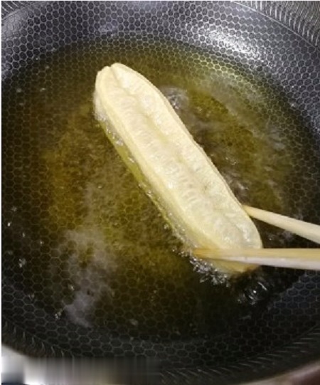 爱吃油条收藏了,教你一招,早上只需几分钟,热腾腾的油条出锅