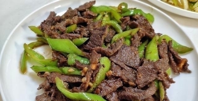 朋友来吃饭，宝妈花45元做一桌菜，朋友吃撑了，孩子爸却说抠门