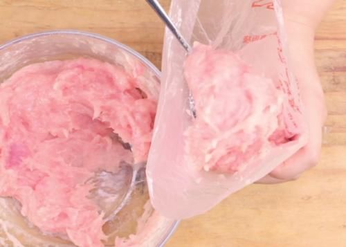 孩子爱吃的手工虾肉肠，烹饪简单，肉嫩味美，吃一次念念不忘