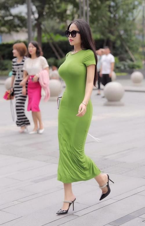 偏爱裙装的女生们，熙熙攘攘皆为美而来，优雅美丽尽显不同的风格