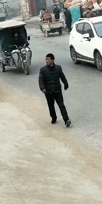 |搞笑GIF：老婆太厉害了 她说这样晾衣服干的比较快