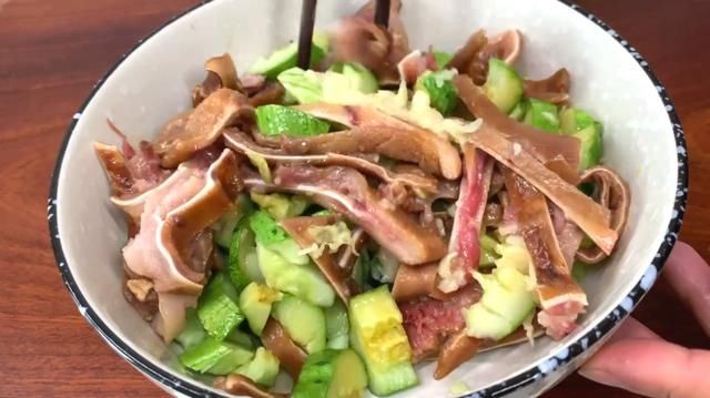 红油猪耳|夏天，少吃猪肉多吃它，和黄瓜是绝配，比肉营养，家家户户吃得起