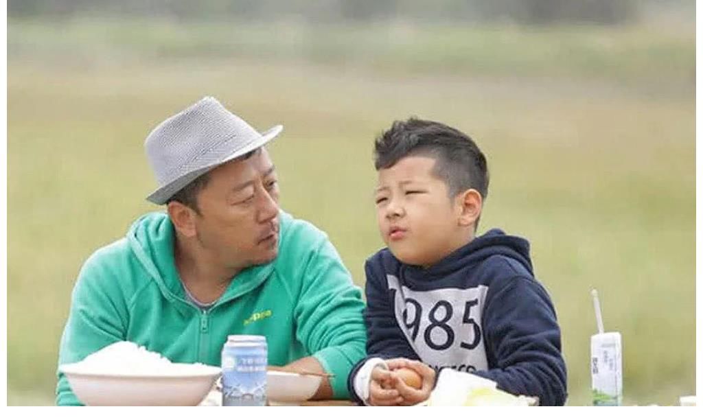 他們因?yàn)榫C藝節(jié)目而紅，也因?yàn)榫C藝節(jié)目而沒(méi)落，有人翻車撒謊離婚