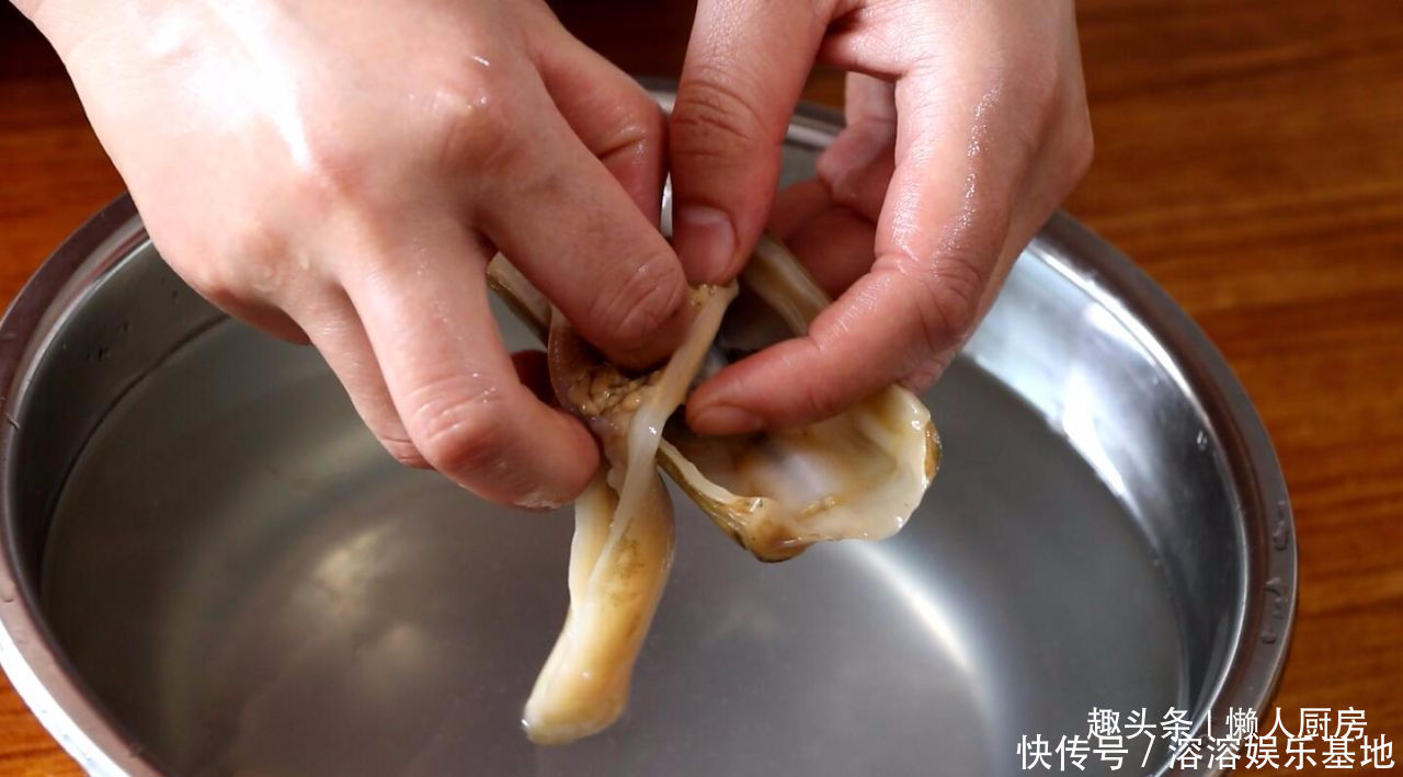 凉拌|夏天最爱吃的凉拌菜,2根芹菜,一点大蛏王,教你做一盘凉拌蛏子