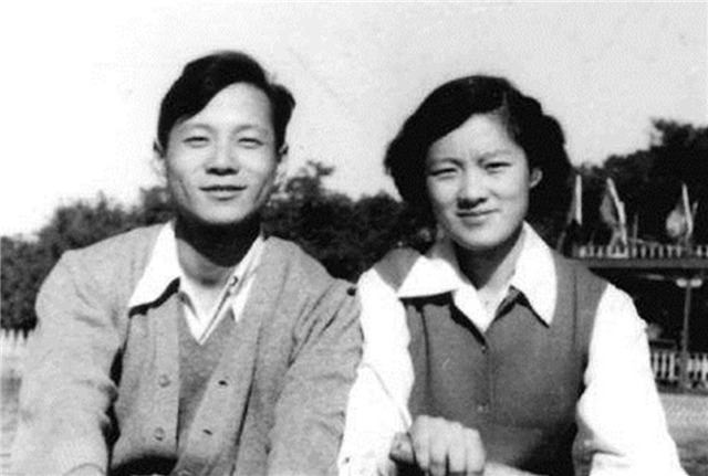 时尚$章含之:参加女儿洪晃的时尚活动,自己是全场唯一的时尚老太