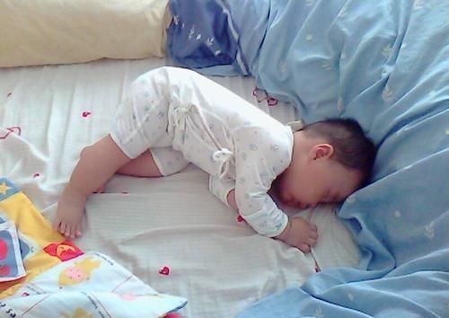 孩子|孩子熟睡后总爱“满床打滚”?背后的原因都在这里,宝妈要当心!