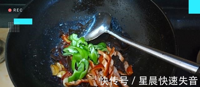 西红柿|木耳炒腐竹,香辣可口非常的下饭,看着太有食欲了!
