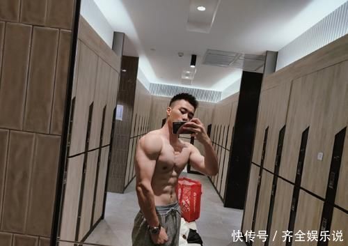 满身|空少小哥健身日常,胸毛腹毛连成线,满身精肌太可了!