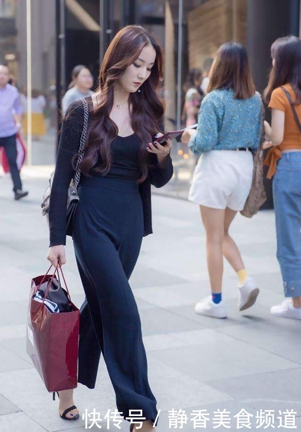 时尚|街拍:时尚也阳光,图5美女穿搭T恤配健身裤,健康的运动活力!