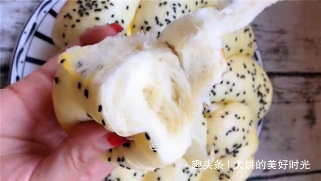 在家自制面包，不用烤箱，电饭锅就搞定，比馒头软，学会不用买了