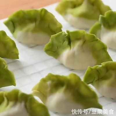 色香味俱全的翡翠菠菜素饺子，这个冬至必不可少
