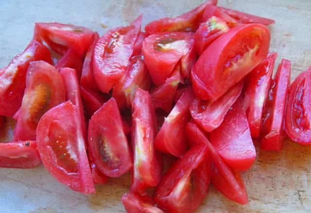 烧茄子时，有人腌制有人直接下锅炒，大厨：都不对，教你正确做法