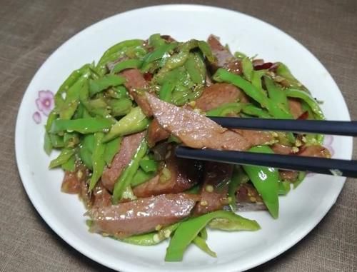 驴肉炒青椒怎么做好吃？三个窍门，鲜嫩可口美味下饭，简单又营养