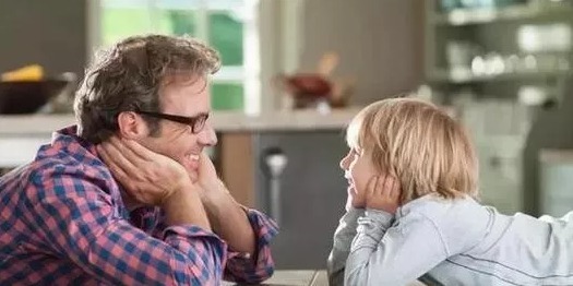 抓住|爸爸让宝宝抓周,孩子径直抓住的东西,网友:孟婆汤掺水了