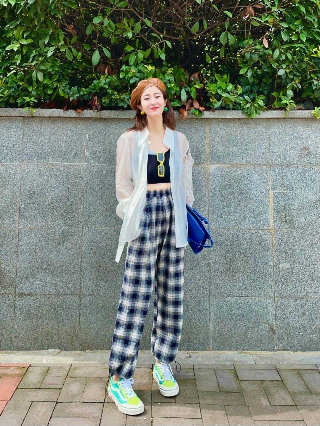 气质|穿衬衫的季节,怎么穿才能更干练又洋气?搭配格子长裤特别显气质