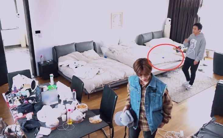 房间|邓超带摄像闯入鹿晗房间,床上一件私人物品引热议,网友:明白了
