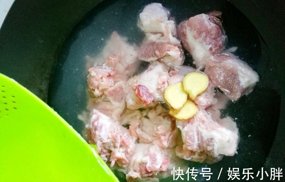 胡萝卜玉米排骨汤|入秋后多给家人喝热汤,清新营养味道好,还能滋补身体