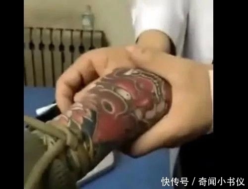 袖子|男子去医院打针, 当他袖子一撩开, 护士满脸通红都快急哭了!