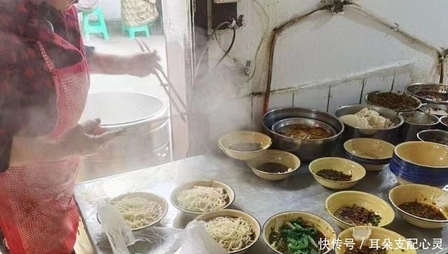  重庆一家开了18年的面馆，藏在坡坡底下，每天食客络绎不绝