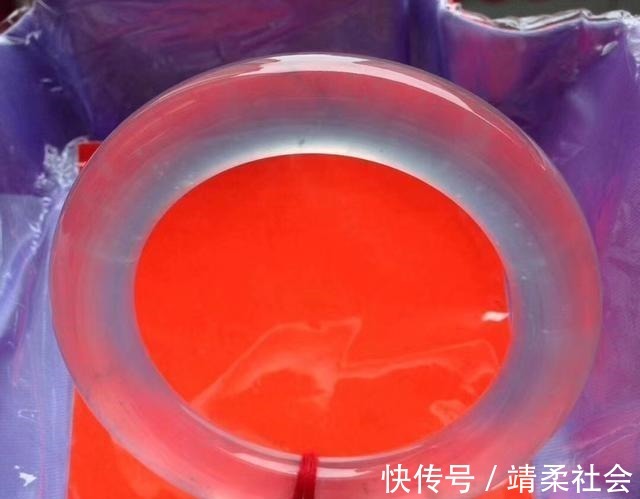 翡翠$梁女士戴着刚买的手镯去蒸桑拿,第二天就后悔了!