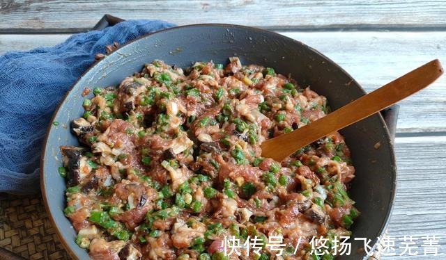 诀窍|调饺子馅时,先打水就错了,记住“盐水油”的诀窍,鲜嫩流汁!