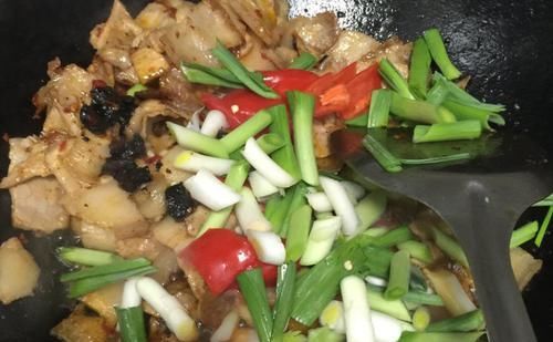  好吃|回锅肉好吃有技巧，这一步不能少，入口肥而不腻，鲜香下饭