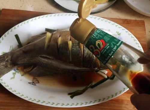 清蒸鱼，有人加盐，有人加生抽，都不对！这才是最正确的做法